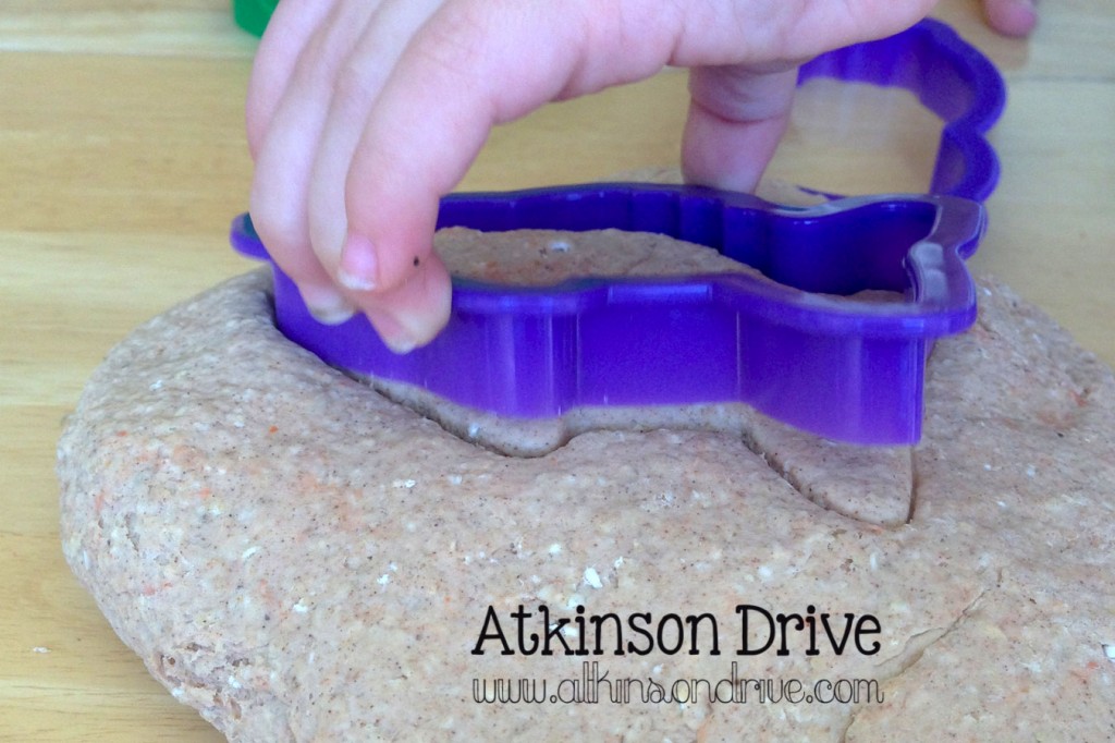 Make your own no-cook Oatmeal Pumpkin Pie play-dough with pantry staples. It's a fun, sensory experience for kids of all ages! /// by Atkinson Drive