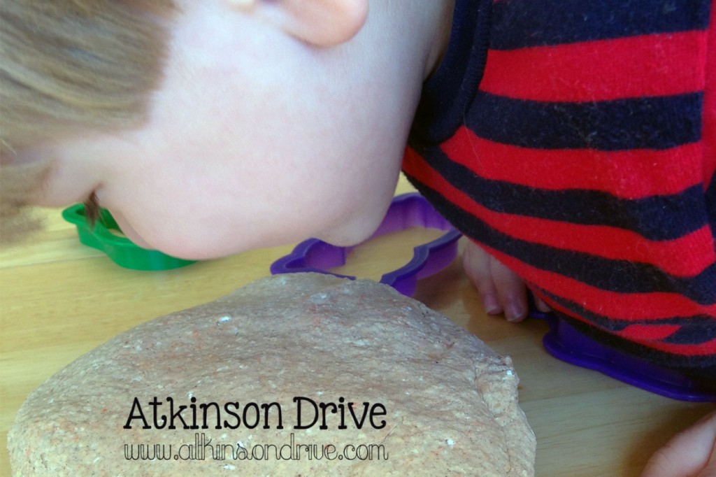 Make your own no-cook Oatmeal Pumpkin Pie play-dough with pantry staples. It's a fun, sensory experience for kids of all ages! /// by Atkinson Drive