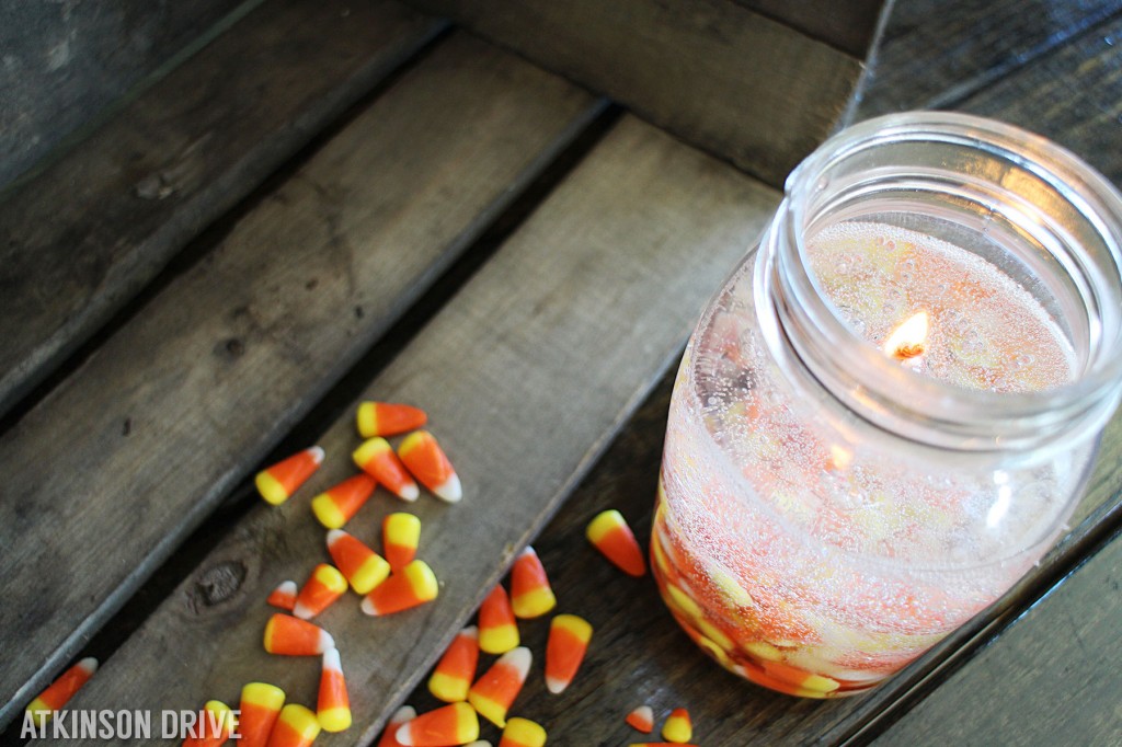 Turn your left-over candy corn into a beautiful gel-based Candy Corn Candle! 