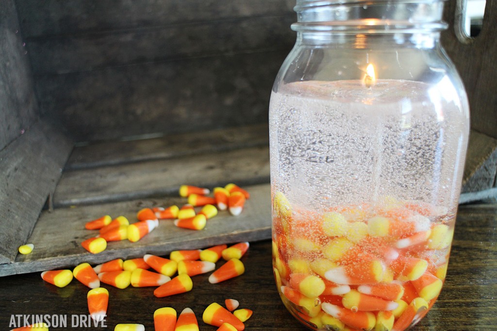 Turn your left-over candy corn into a beautiful gel-based Candy Corn Candle! 