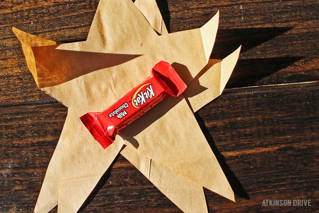 Add some cheer to your holiday decor with this fun falling stars paper bag advent calendar project! /// by Atkinson Drive