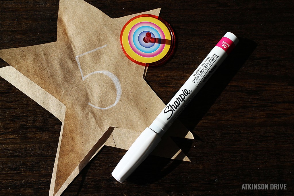 Add some cheer to your holiday decor with this fun falling stars paper bag advent calendar project! /// by Atkinson Drive