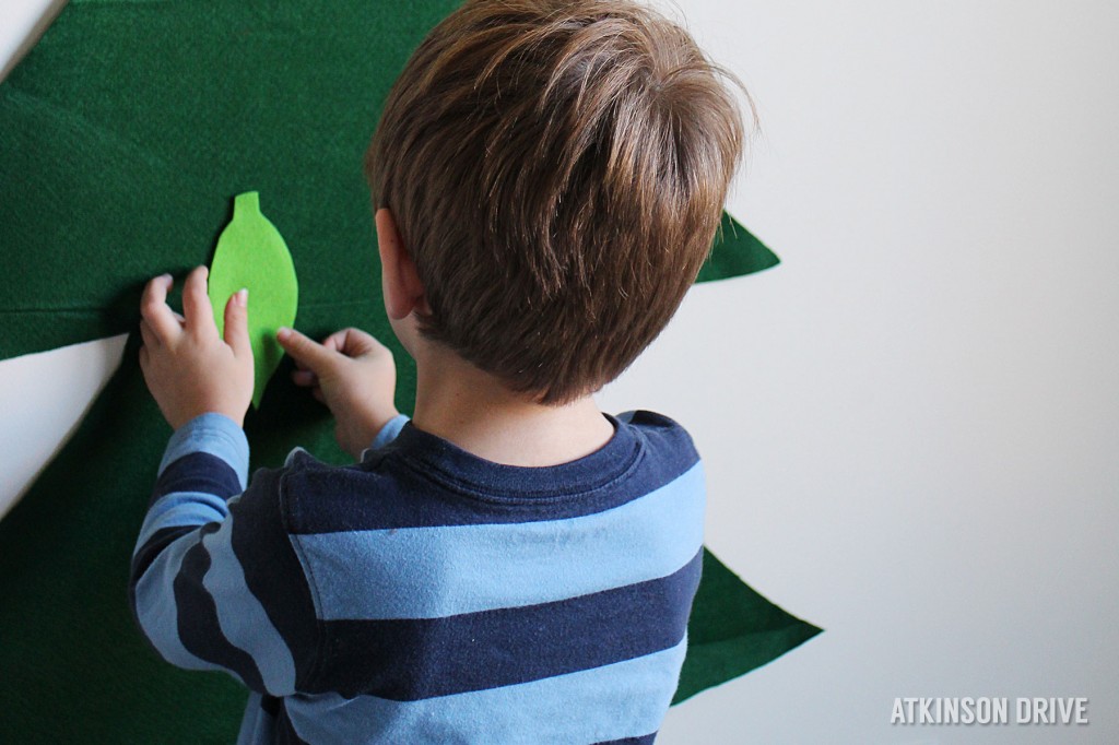 Your kids will love decorating and redecorating this fun felt Christmas tree all season! /// by Atkinson Drive