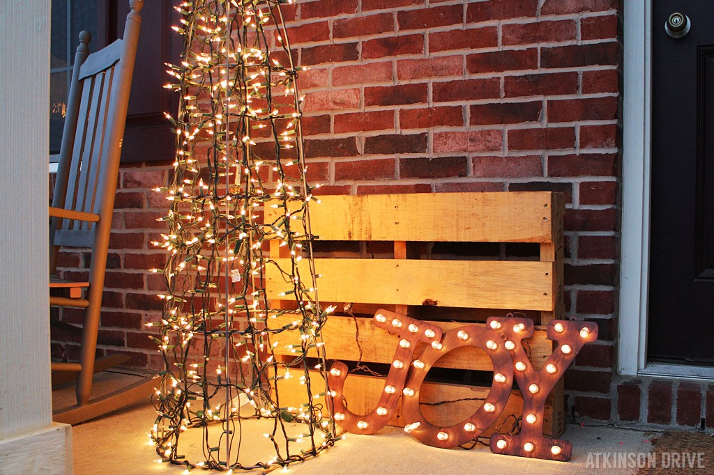 If you've been itching to make your very own tomato cage Christmas tree, this tutorial is just the thing you need to read! Spruce up your yard with beautiful Christmas lights! /// by Atkinson Drive