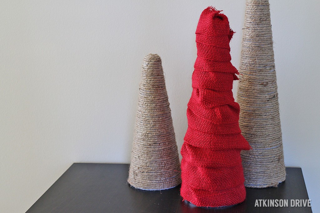 If you have a few minutes, you can make these beautiful burlap and twine wrapped trees. They can be used for Christmas decor, or all year round! /// by Atkinson Drive